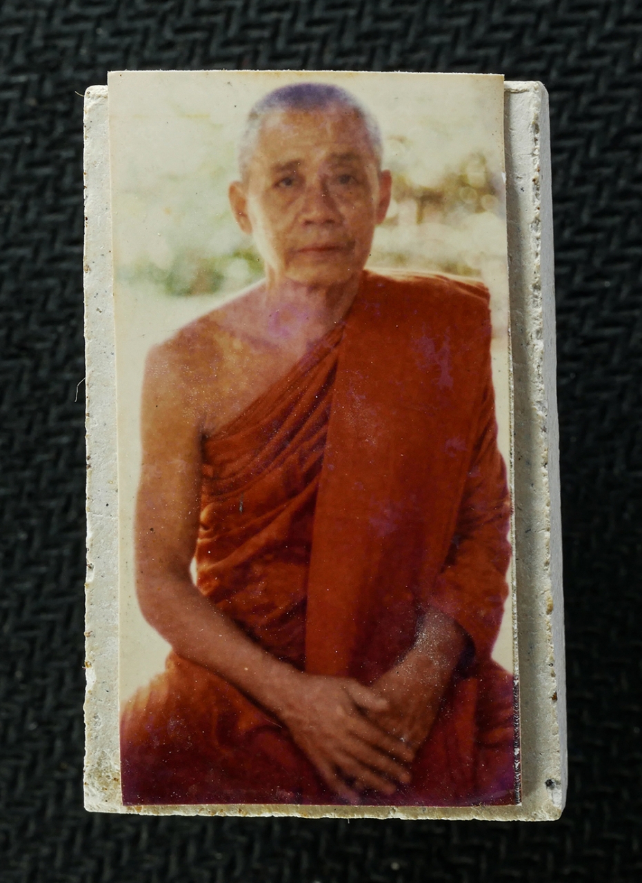 16Sep25 (84)aa.jpg - พระผงหลวงพ่อแก่ วัดบ้านสร้าง อ.โพธิ์ทอง จ.อ่างทอง หลังติดรูปพระถ่าย เนื้อผงพุทธคุณ ผงว่าน พระเก่าสวย มวลสารดี น่าเก็บสะสมบูชา พร้อมกล่องเดิมๆ | https://kamulet.in.th